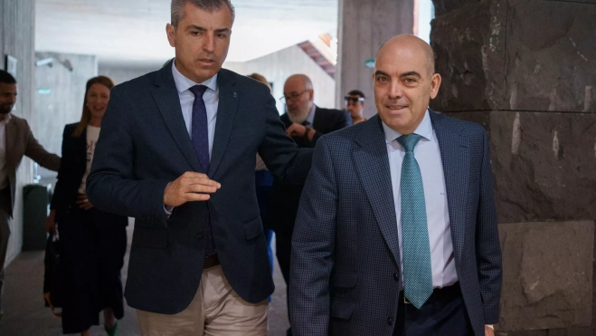 El vicepresidente del Gobierno de Canarias y consejero de Economía, Industria, Comercio y Autónomos, Manuel Domínguez (i) saluda al presidente de la Asociación de Trabajadores Autónomos (ATA) Lorenzo Amor (d) momentos antes de la rueda de prensa en la que se presentó el primer barómetro autonómico del trabajador autónomo. / EFE - RAMÓN DE LA ROCHA