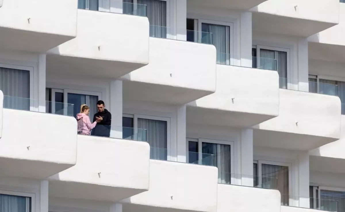 Una pareja de turistas en la terraza de una de las habitaciones de un hotel / EFE