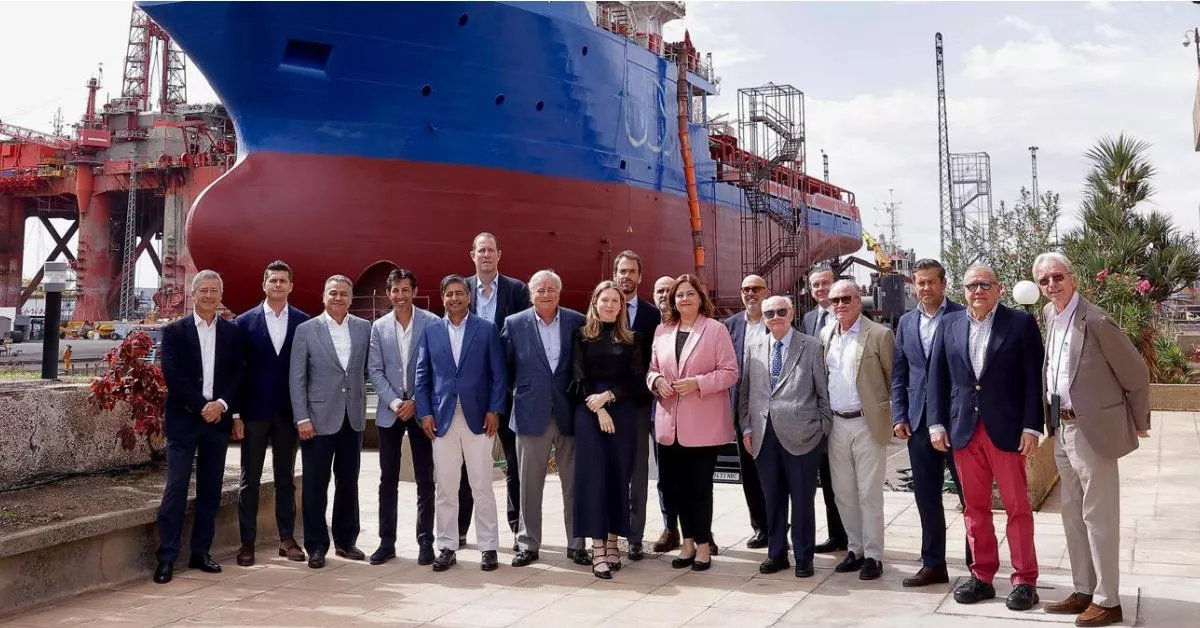 Los miembros y vocales del Circulo de Empresarios, durante una visita a las instalaciones de Astican, acompañados por la presidenta de la Autoridad Portuaria de Las Palmas, Beatriz Calzada. / AH