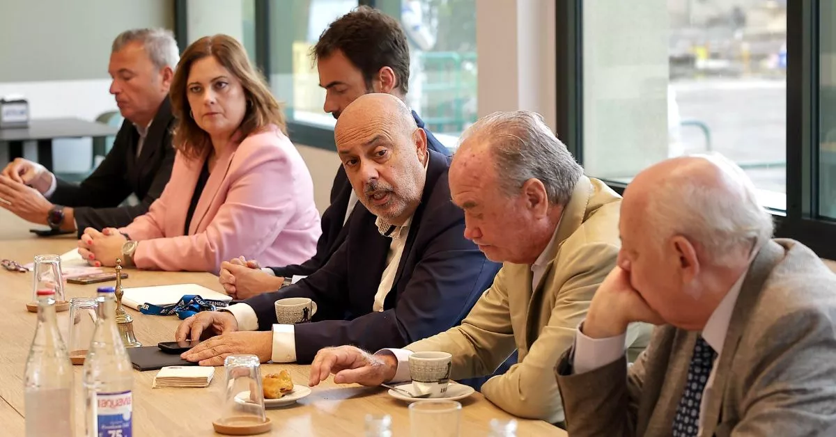 El presidente del Círculo de Empresarios de Gran Canaria, Juan Ramírez, en el centro de la imagen, durante la reunión de trabajo en Astican. / AH