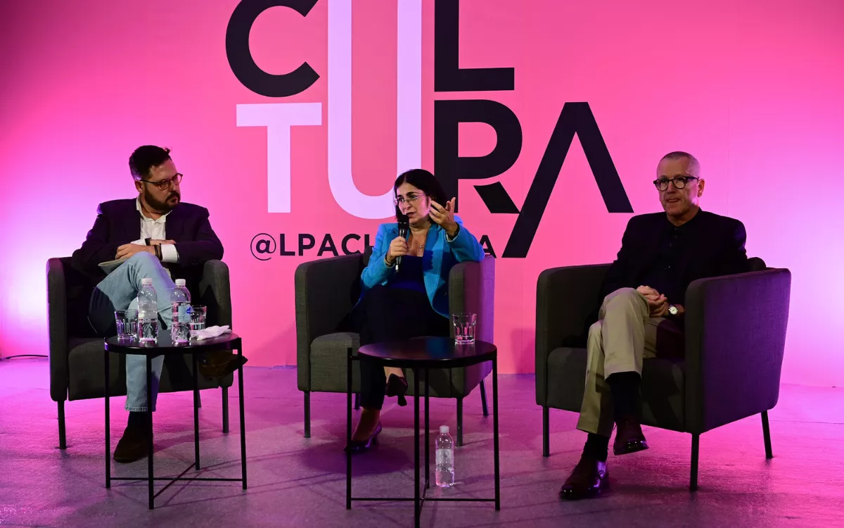 La candidatura de Las Palmas a Capital Europea de la Cultura se queda sin director. Tony Ramos Murphy, en la imagen, a la derecha de Josué Íñiguez y Carolina Darias. / AH