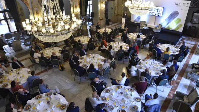 Salón del Hotel Santa Catalina en el que se celebró el desayuno-coloquio 'La movilidad del futuro'. / AH