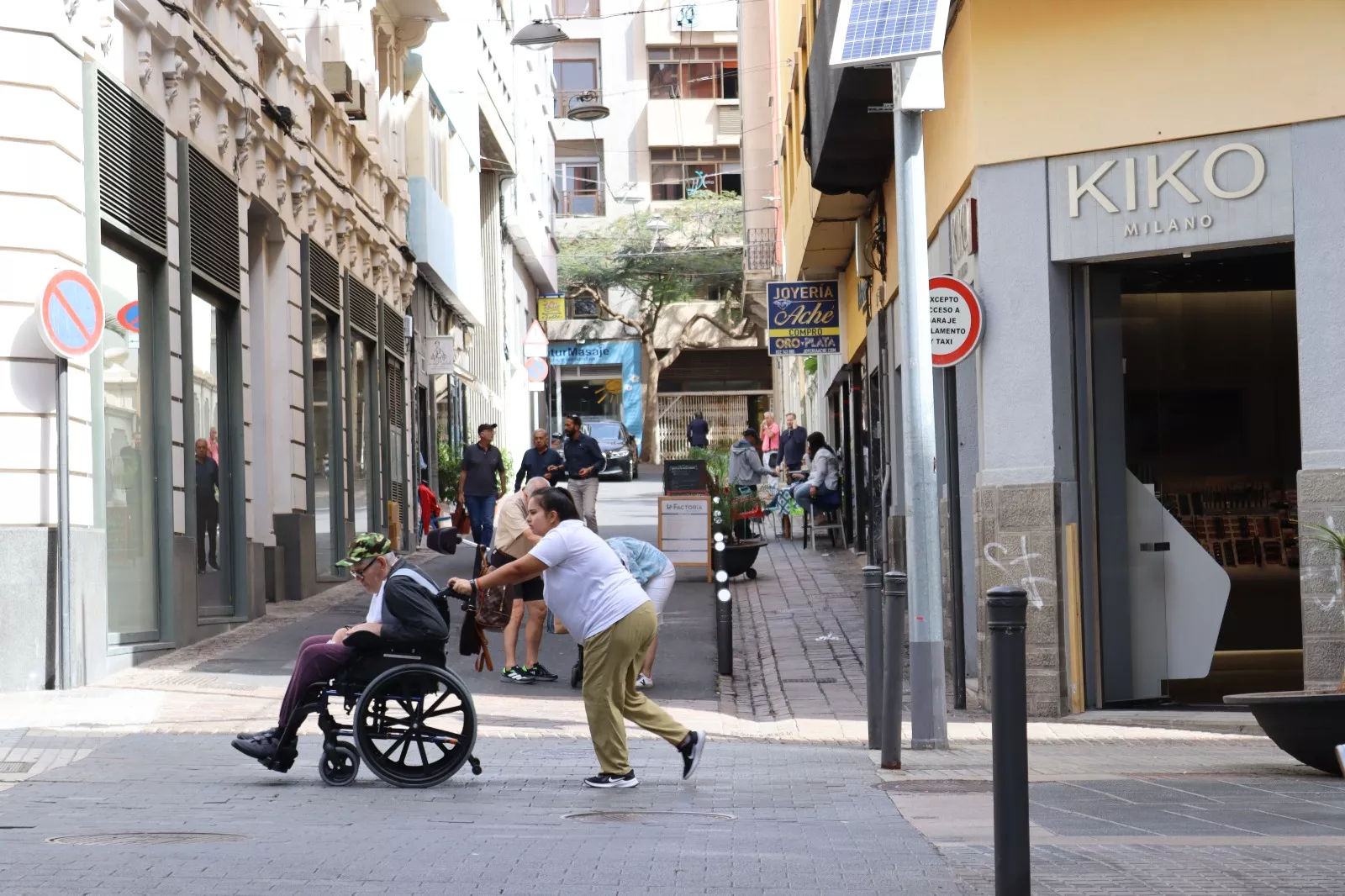 Trabajadora del sector de la Dependencia pasea con una persona dependiente. / ATLÁNTICO HOY
