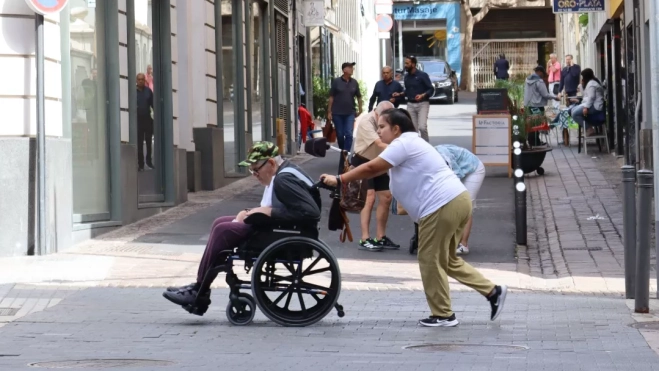 Trabajadora del sector de la Dependencia pasea con una persona dependiente. / ATLÁNTICO HOY