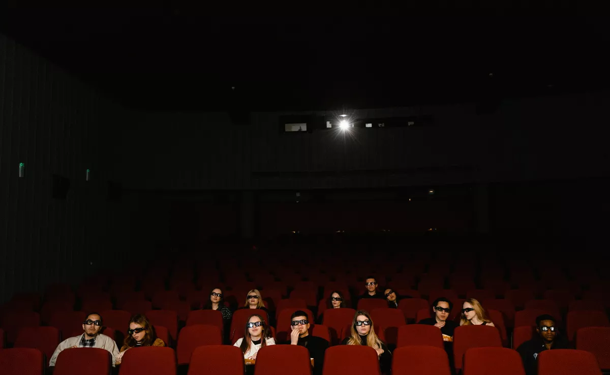 Imagen de un grupo de personas en una sala de cines / CANVA