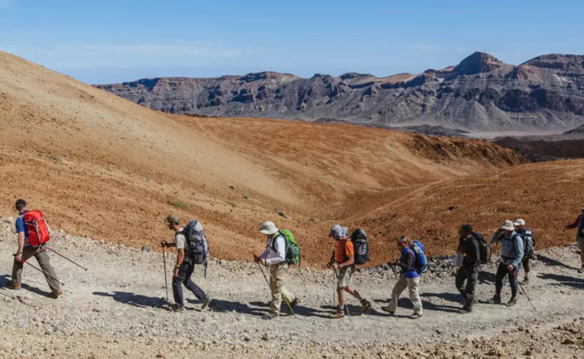 Personas recorriendo uno de los senderos del Parque Nacional del Teide / TURISMO DE TENERIFE
