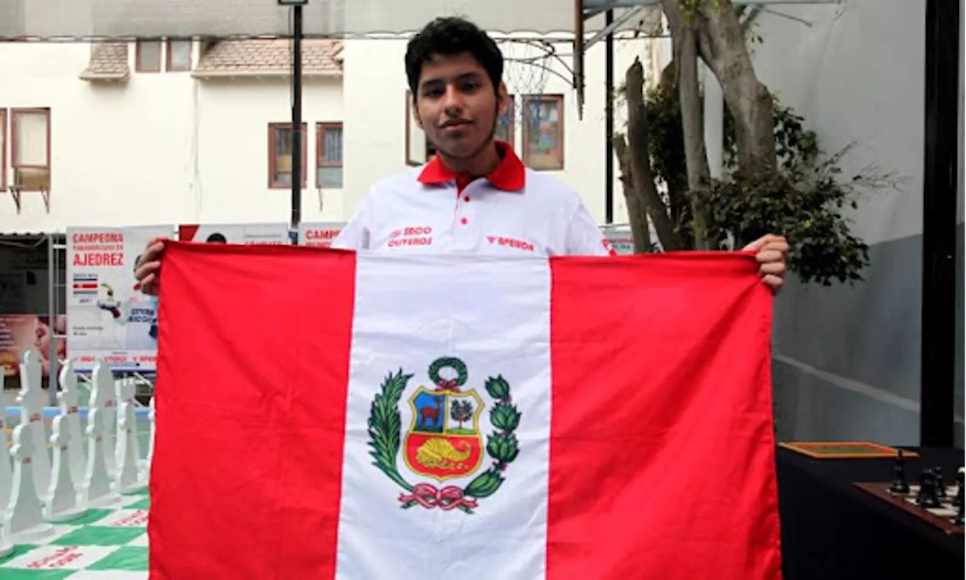 José Martínes Alcántara muestra orgulloso la bandera de Perú