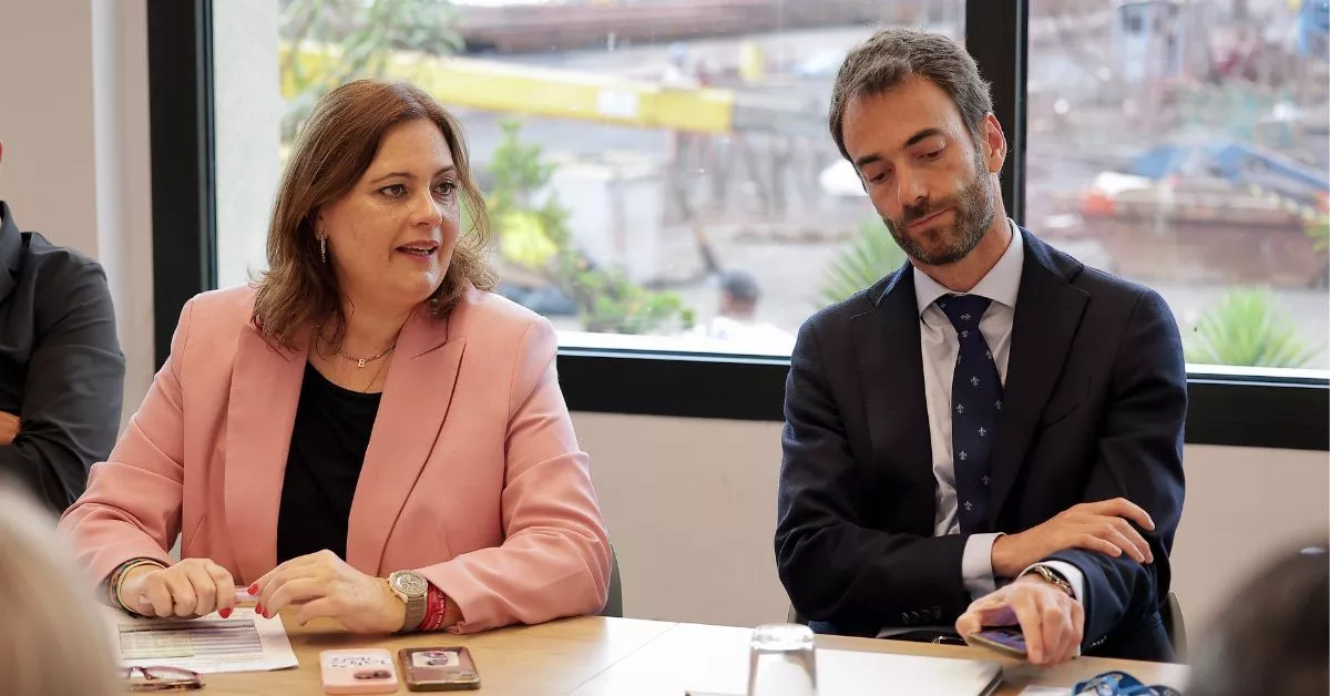 La presidenta de la Autoridad Portuaria de Las Palmas, Beatriz Calzada, y el CEO de Astican, durante una reunión de trabajo con el Círculo de Empresarios de Gran Canaria. / AH
