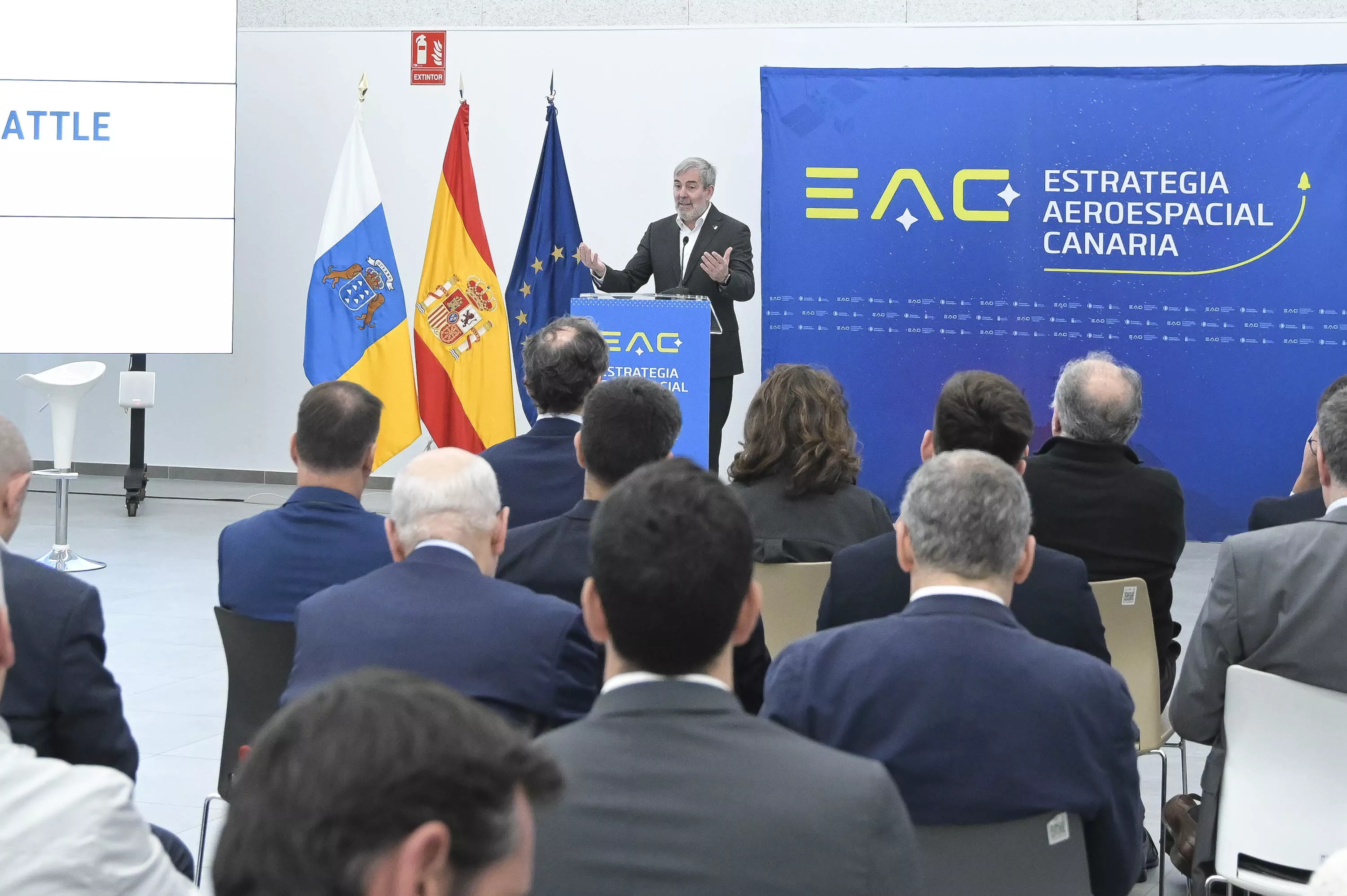 El presidente del Gobierno de Canarias, Fernando Clavijo, presentó este miércoles la estrategia aeroespacial que impulsa su Ejecutivo para situar al archipiélago como un "actor clave" en el sector. / MIGUEL BARRETO-EFE