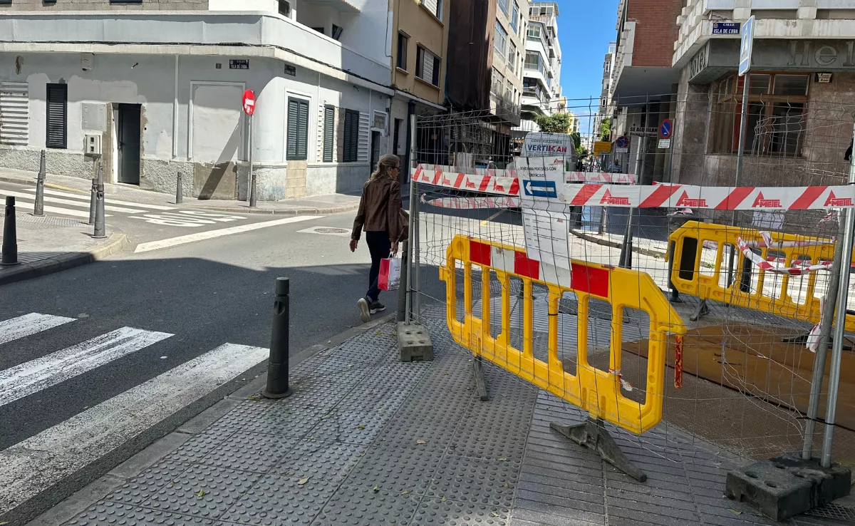 Una mujer camina por la carretera / ATLÁNTICO HOY - MARCOS MORENO