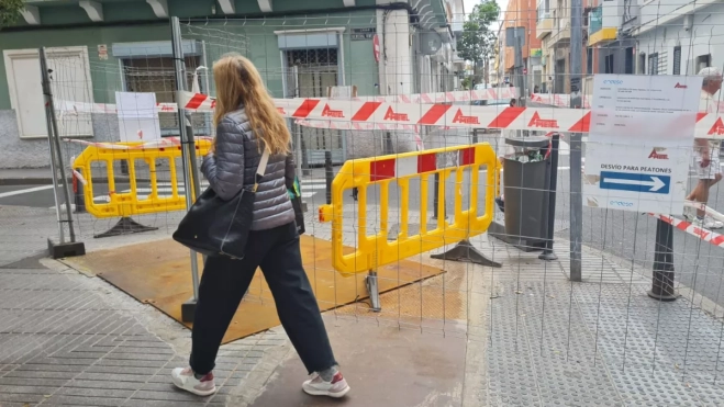 Una mujer pasea junto a las obras / CEDIDA Una mujer pasea junto a las obras / CEDIDA