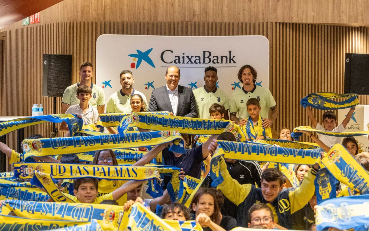 CaixaBank celebra un ‘Meet&Greet’ con jugadores de la Unión Deportiva Las Palmas en la oficina ‘all in one’ Gran Canaria. / AH