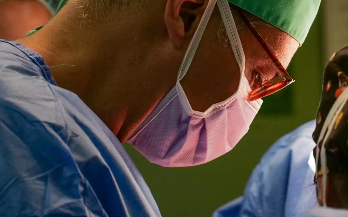 El abordaje con cirugía robótica del cáncer de ovario incrementa las posibilidades de preservar la fertilidad en pacientes jóvenes. En la imagen, el doctor José Antonio Pérez Álvarez. / AH