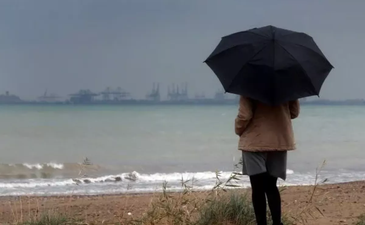 Imagen de una persona con paraguas / EFE