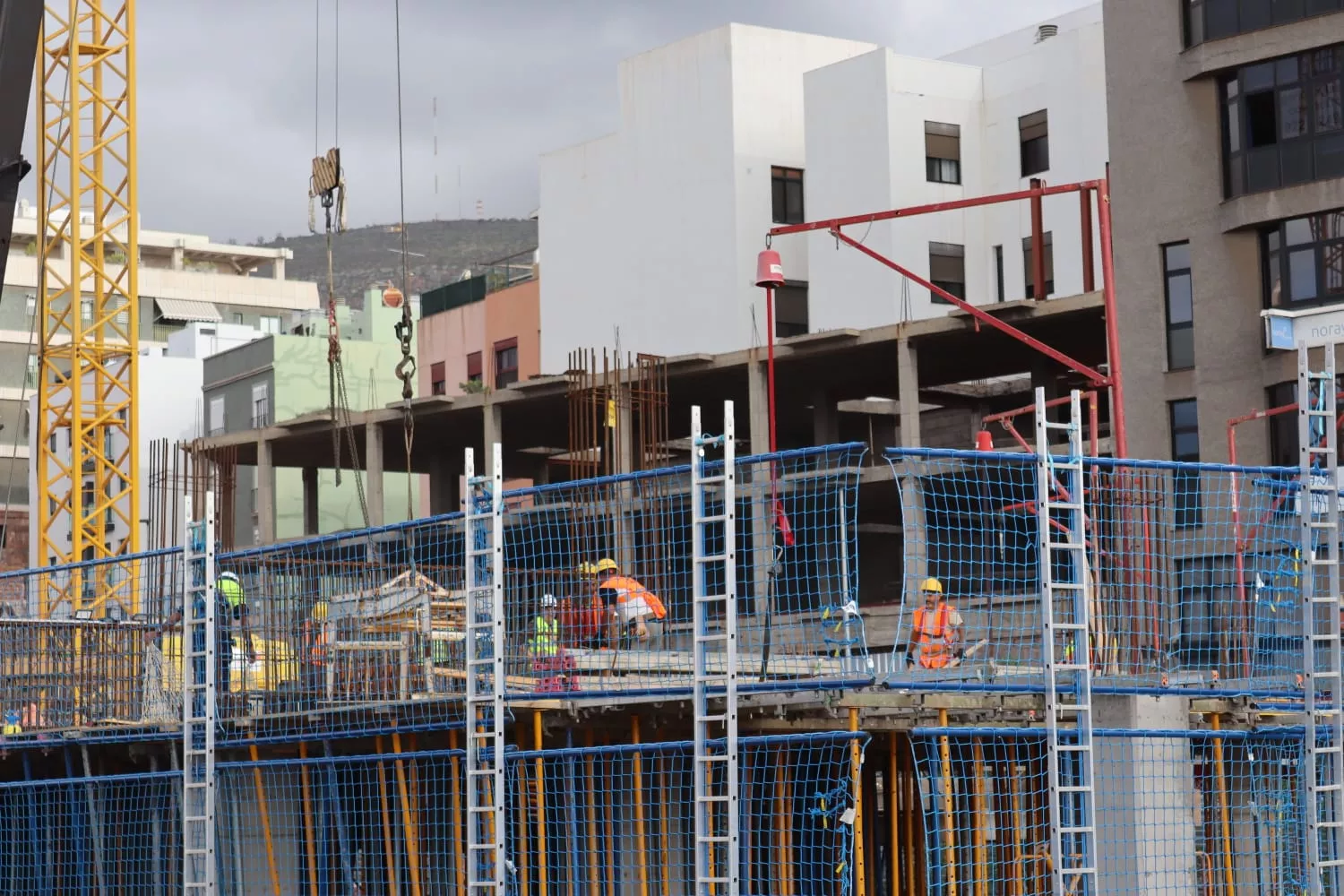 Un grupo de obreros durante la construcción de unas viviendas en Tenerife. / ATLÁNTICO HOY