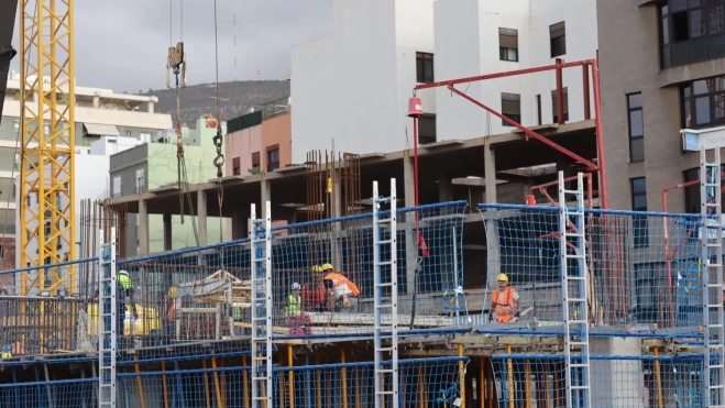 Un grupo de obreros durante la construcción de unas viviendas en Tenerife. / ATLÁNTICO HOY Un grupo de obreros durante la construcción de unas viviendas en Tenerife. / ATLÁNTICO HOY