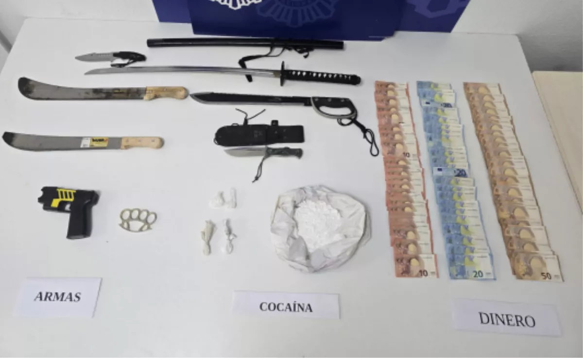 Objetos incautados por la Policía Nacional un supuesto grupo criminal dedicado al suministro y venta de crack y cocaína en Cuestapiedra. / POLICÍA NACIONAL