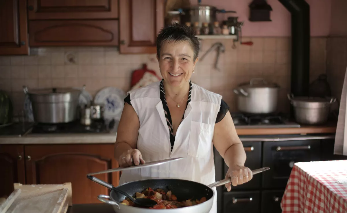 Imagen de una mujer cocinando / PEXELS