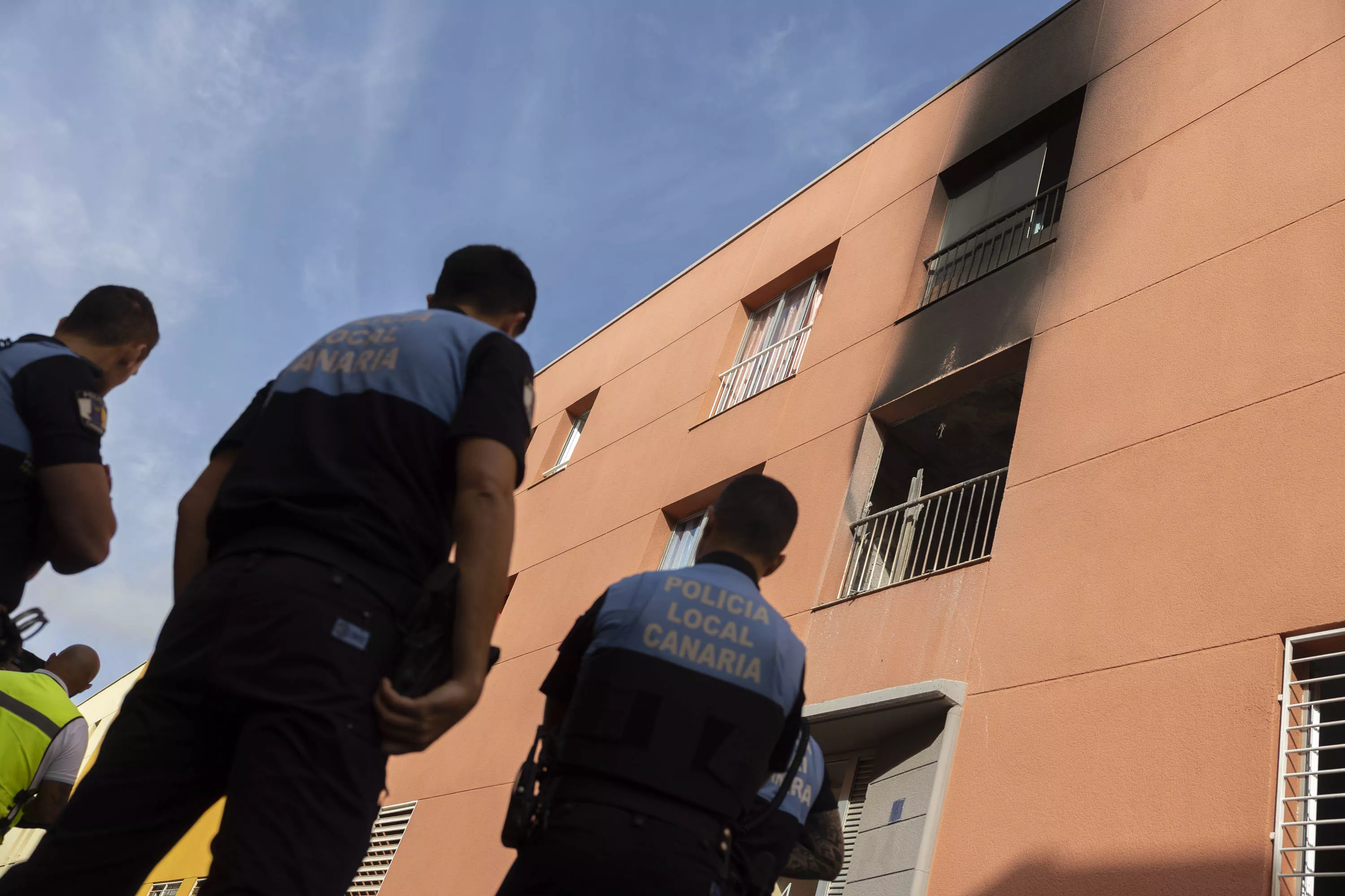 Una persona ha resultado herida de carácter grave y otras tres de carácter moderado en un incendio en una vivienda en Santa Cruz de Tenerife. / MIGUEL BARRETO-EFE