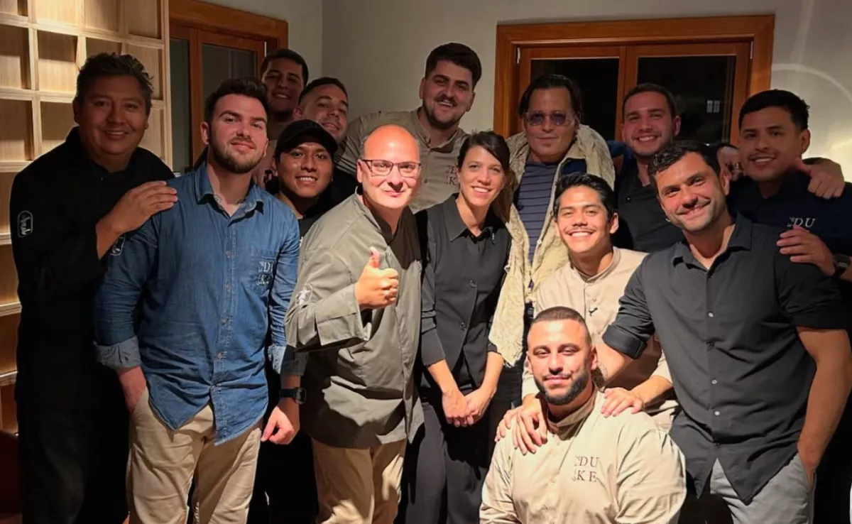 El actor Johnny Depp junto a trabajadores de un restaurante de Canarias / DUKE RESTAURANTE