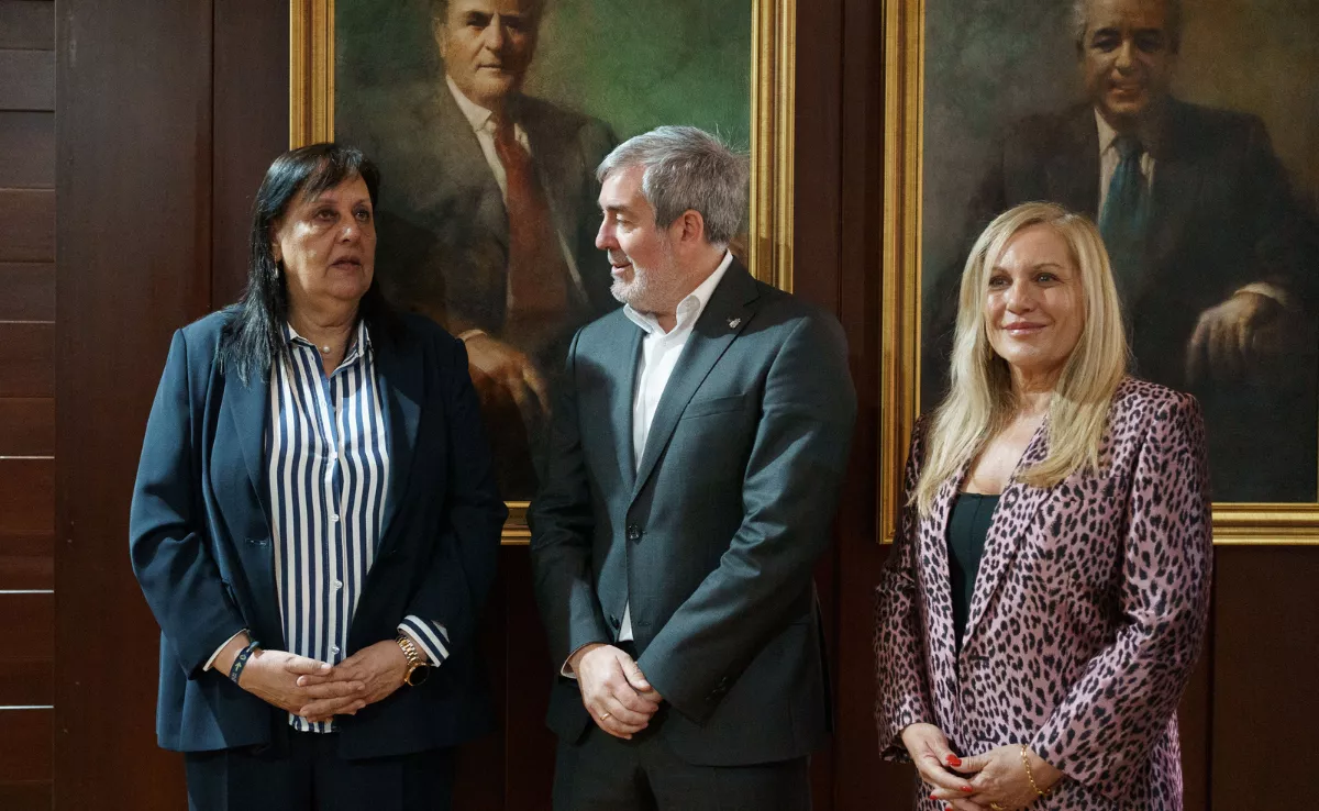 El presidente de Canarias, Fernando Clavijo (c), conversa con la fiscal superior de Canarias, María Farnés (i); y la fiscal de Sala coordinadora de Trata de Personas y Extranjería de la Fiscalía General del Estado, Beatriz Sánchez Álvarez. / EFE