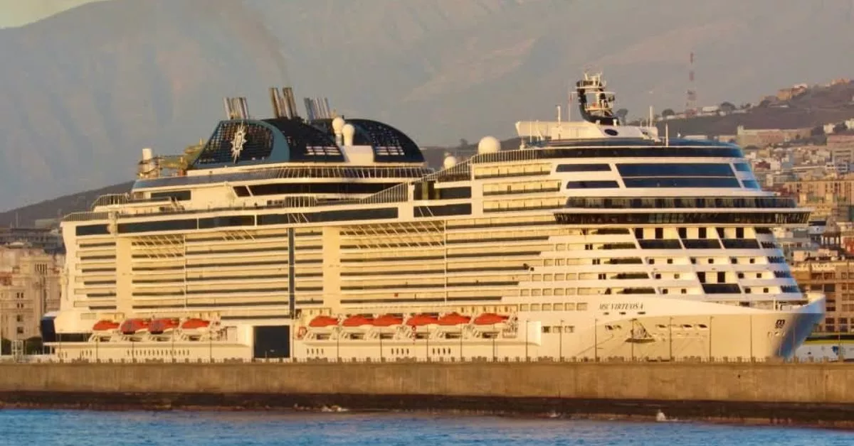 El 'MSC Virtuosa', durante su escala el pasado 29 de abril en Santa Cruz de Tenerife. / NICOLÁS AROCHA
