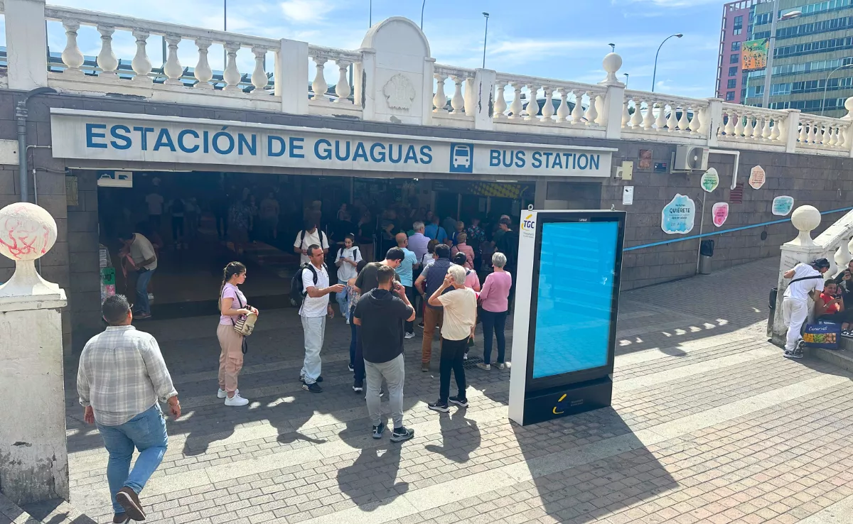 Cola en la estación de San Telmo este jueves / ATLÁNTICO HOY - MARCOS MORENO