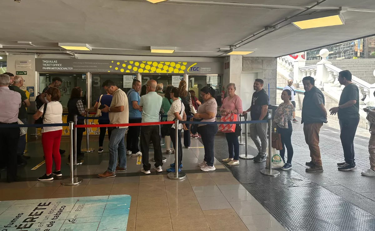 Cola en la estación de San Telmo este jueves / ATLÁNTICO HOY - MARCOS MORENO