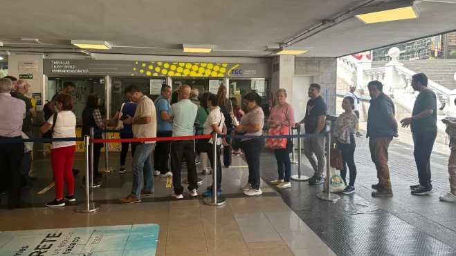 Cola en la estación de San Telmo este jueves / ATLÁNTICO HOY - MARCOS MORENO