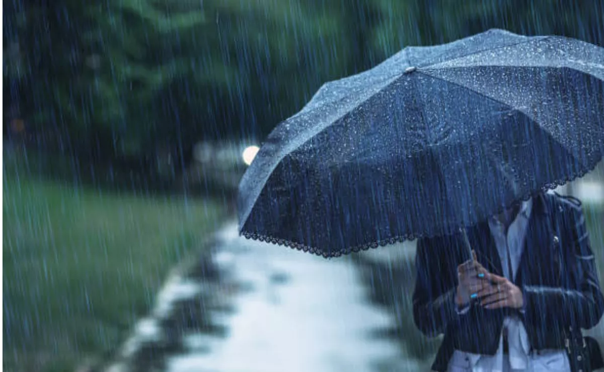 Imagen de una mujer caminando bajo la lluvia / PEXELS