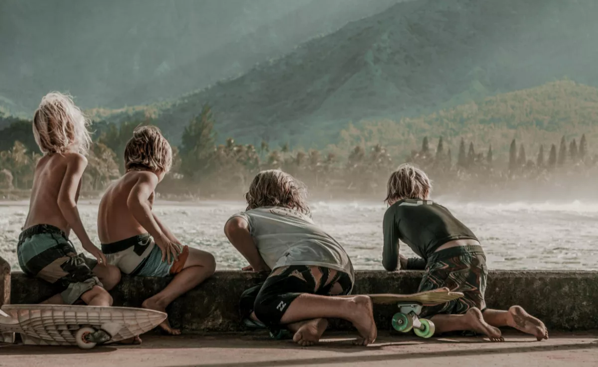 Un grupo de amigos mirando al mar / PEXELS