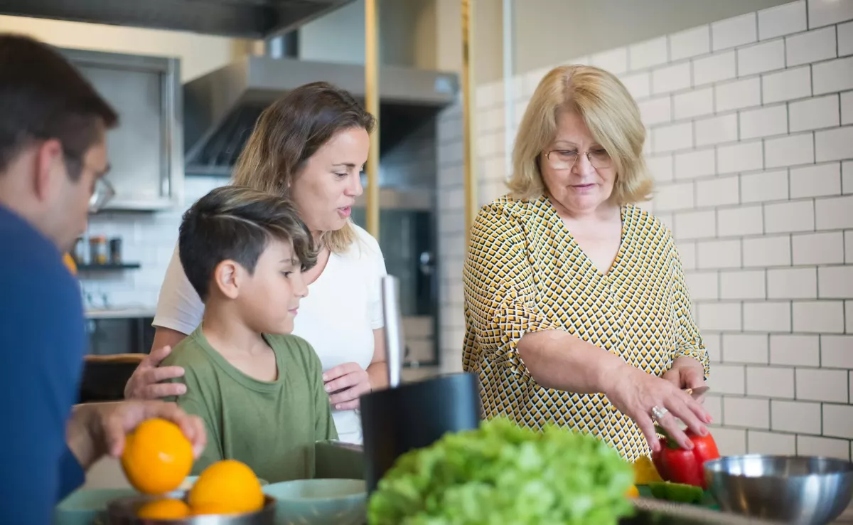 Imagen de una abuela cocinando un plato típico / PEXELS