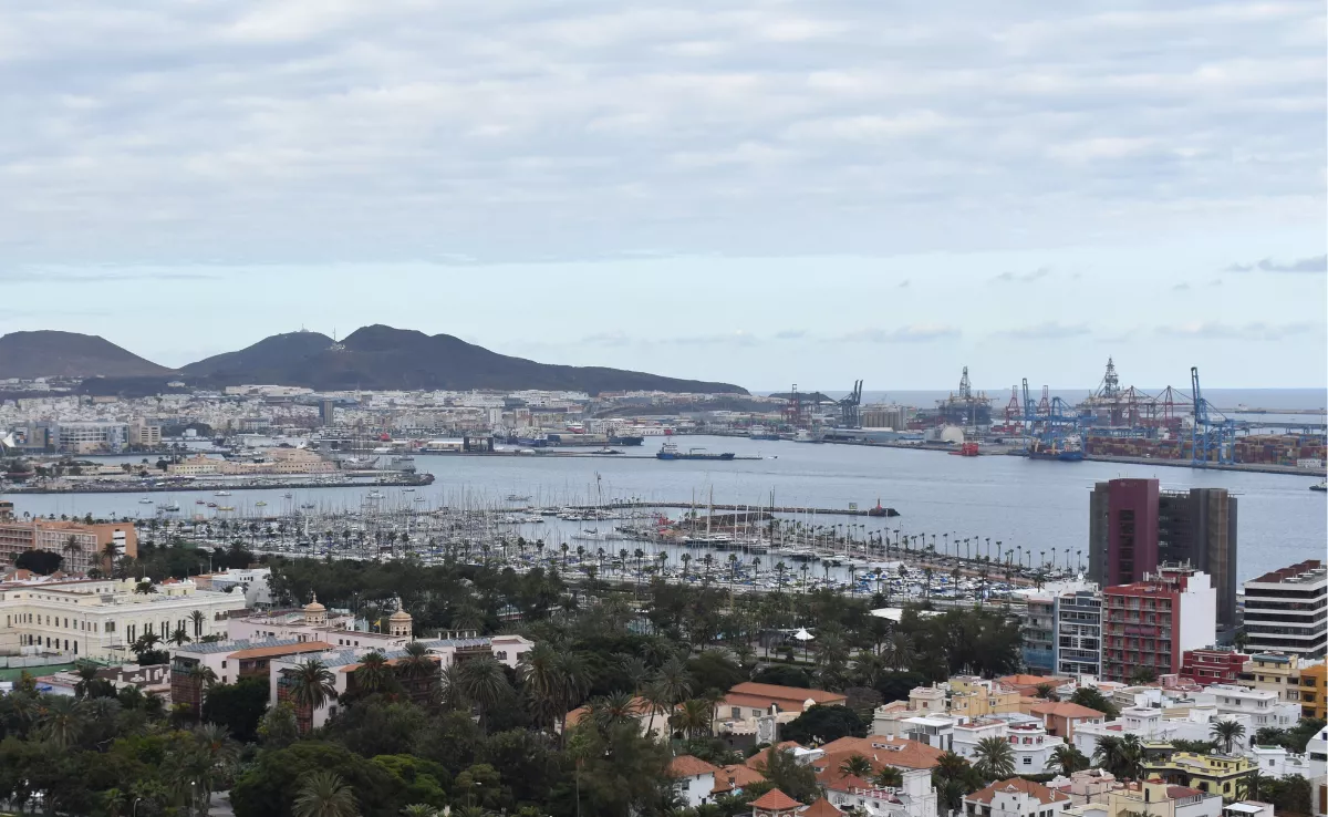 El Puerto de Las Palmas, donde el Gobierno de Canarias quiere instalar una planta flotante de energía, visto desde la parte alta de la capital grancanaria. / AH