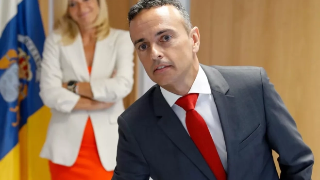 Carlos Gustavo Díaz, director del SCS, delante de Esther Monzón, consejera de Sanidad / EFE