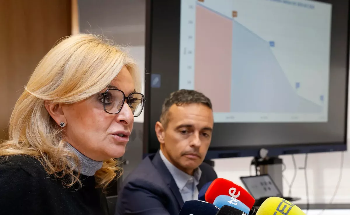 Carlos Gustavo Díaz, director del SCS, junto a Esther Monzón, consejera de Sanidad / EFE