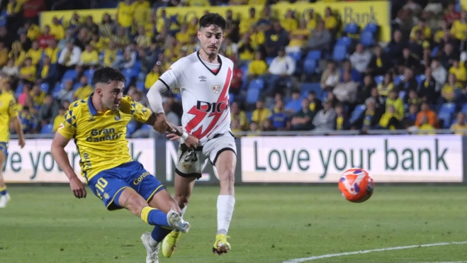 Moleiro chuta y el balón se va alto. / ÁNGEL MEDINA G.-EFE