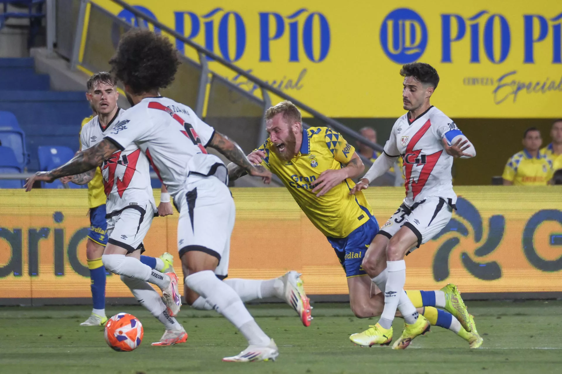 La UD Las Palmas no se tiene en pie. En la imagen, McBurnie se deja caer en el área. / ÁNGEL MEDINA G.-EFE