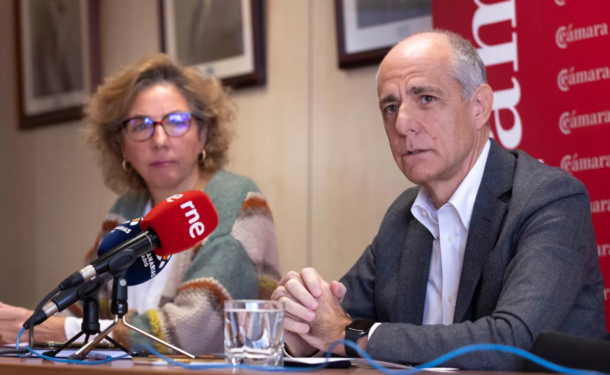 El presidente de la Cámara de Comercio de Santa Cruz de Tenerife, Santiago Sesé, y la directora general de la entidad, Lola Pérez / EFE