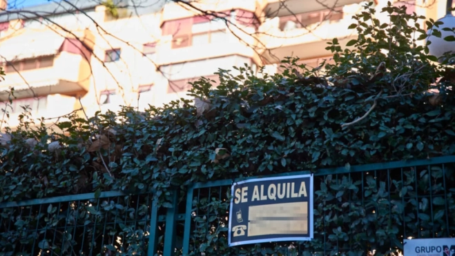 Un cartel de alquiler de una vivienda en Canarias / EFE