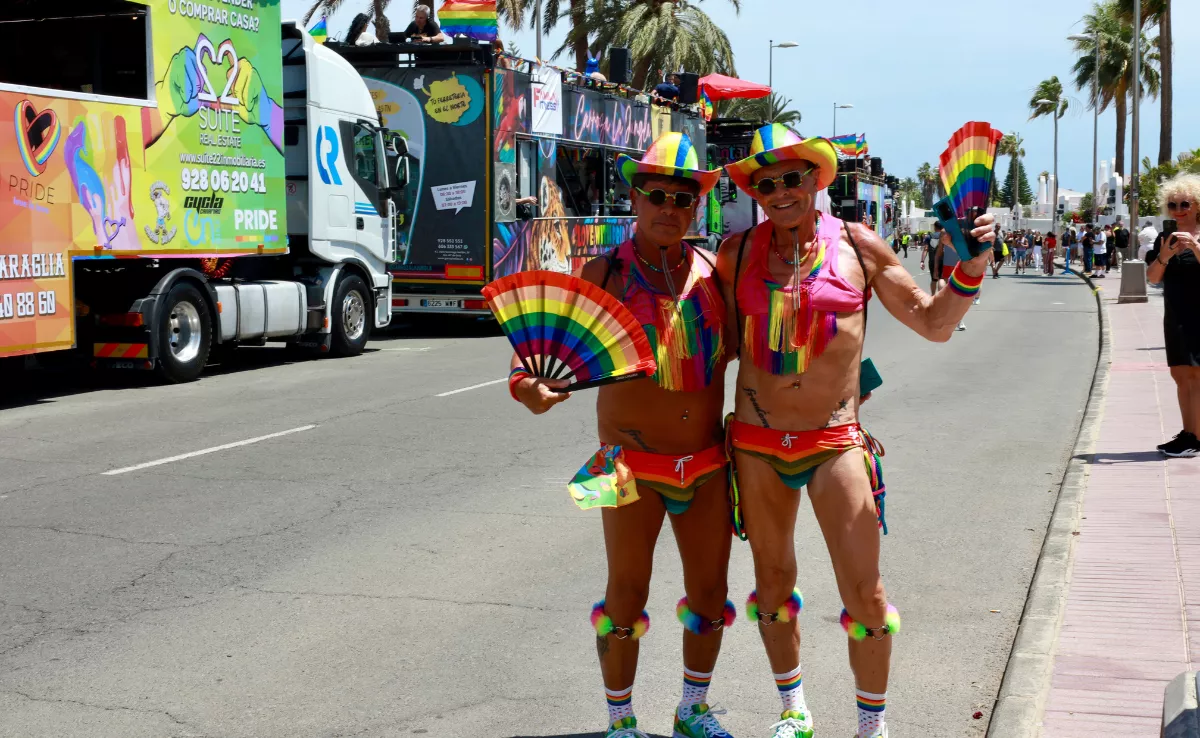 Imagen de dos personas disfrutando de la fiesta del Orgullo en Maspalomas / EFE - LAURA BAUTISTA