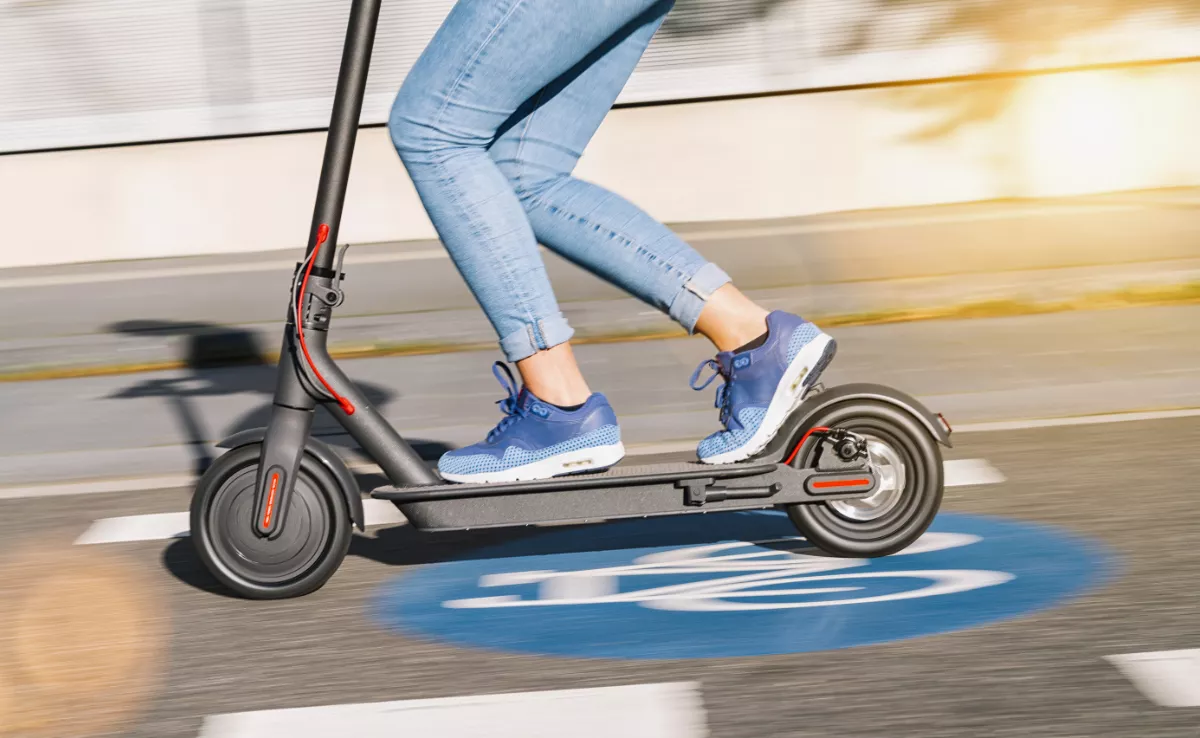 Imagen de una persona en un patinete eléctrico / CANVA