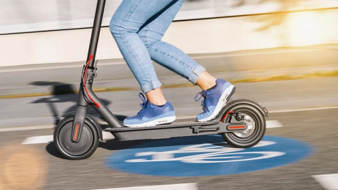 Imagen de una persona en un patinete eléctrico / CANVA Imagen de una persona en un patinete eléctrico / CANVA