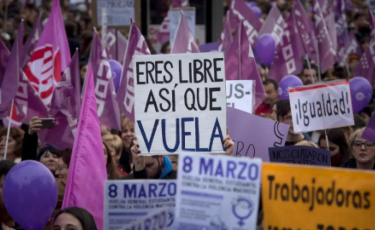Imagen de una marcha feminista durante el 8M / EFE