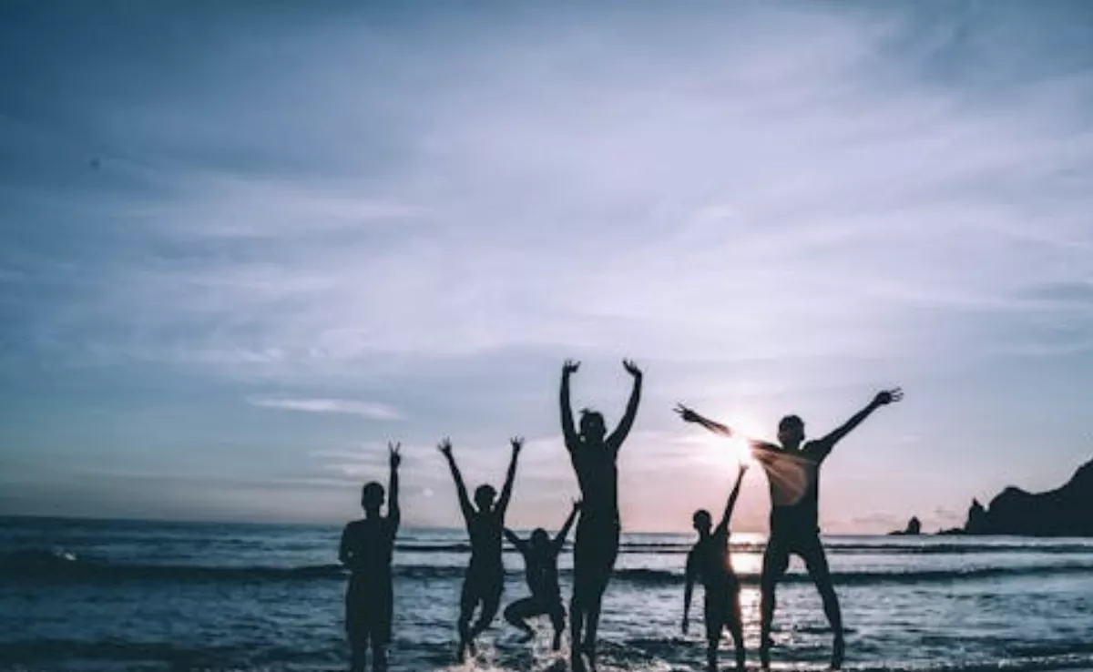 Imagen de amigos en la playa en un pueblo costero / PEXELS Imagen de amigos en la playa en un pueblo costero / PEXELS