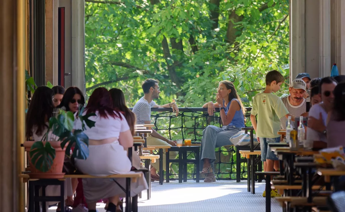 Imagen de personas tomando un vermut en una terraza / PIXABAY