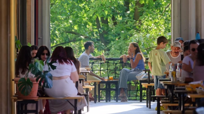 Imagen de personas tomando un vermut en una terraza / PIXABAY