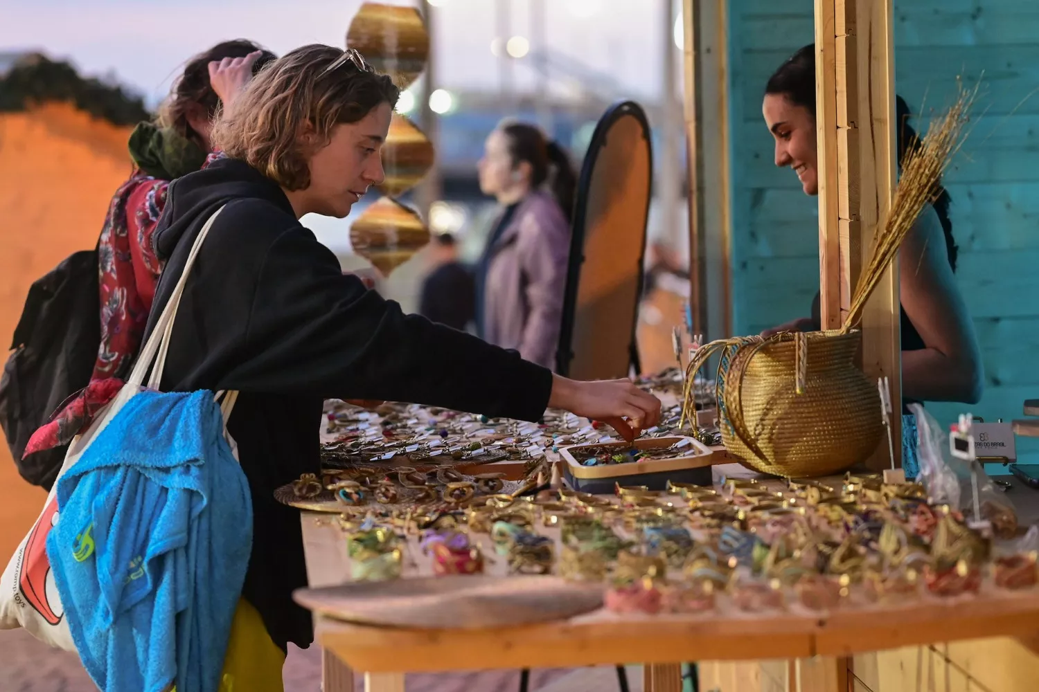 Un puesto de venta ambulante de artesanía en el paseo de Las Canteras./ CEDIDA