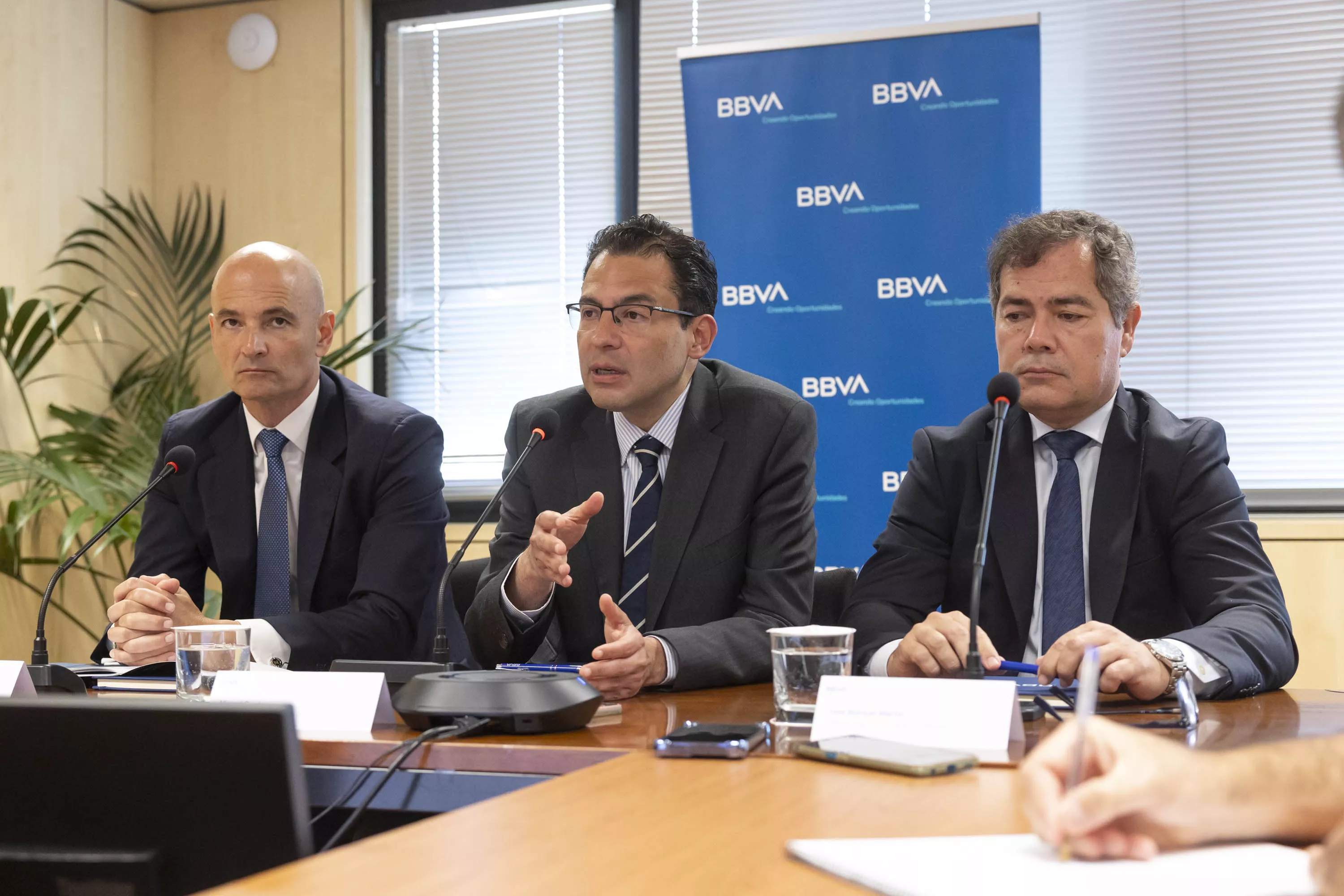 El economista jefe para España de BBVA Research, Miguel Cardoso (c), el director territorial del banco en Canarias, Quim Soler (i), y el director regional de BBVA en Canarias, José Manuel Martín (d). / MIGUEL BARRETO-EFE