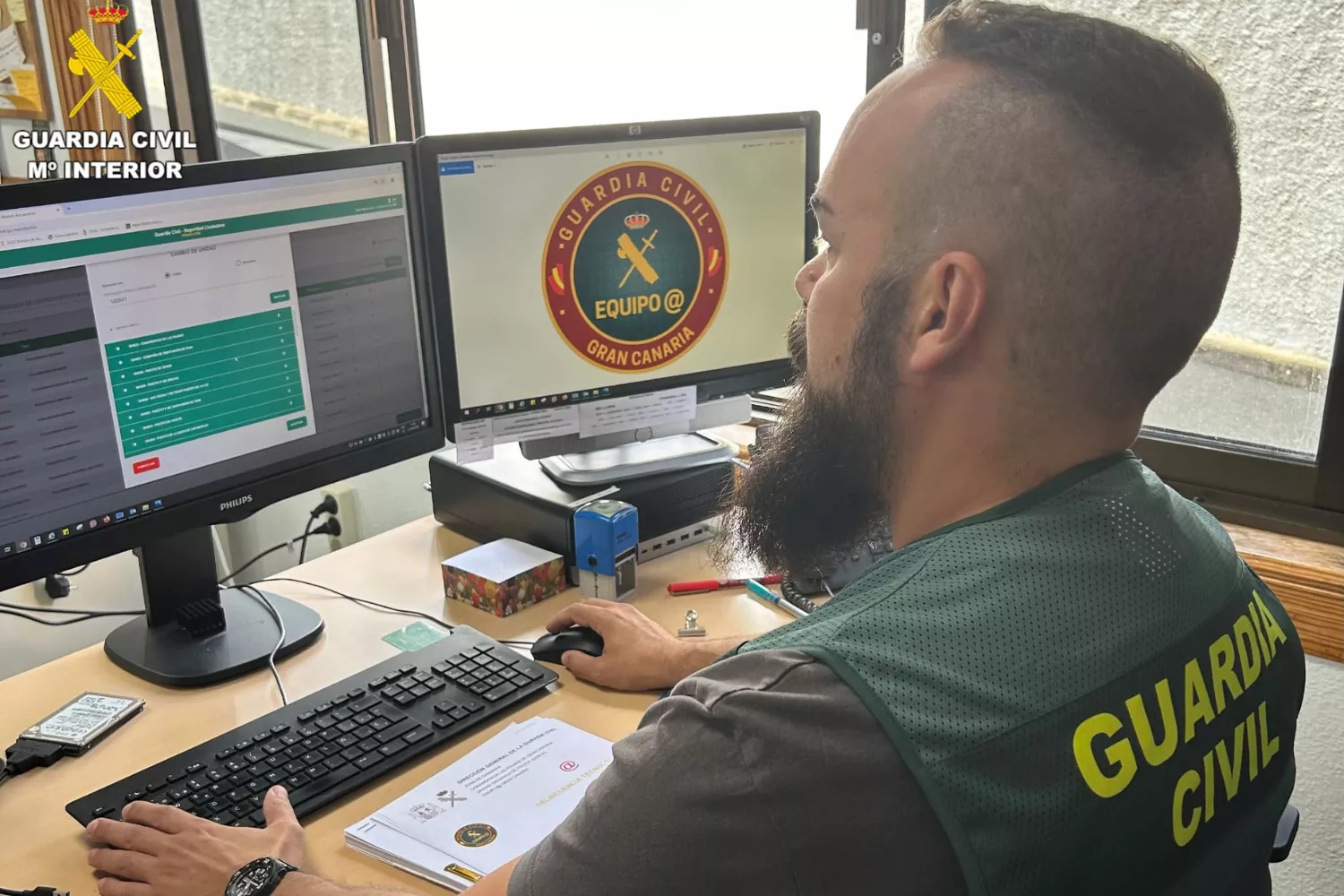 Un agente de la Guardia Civil en Canarias./ CEDIDA