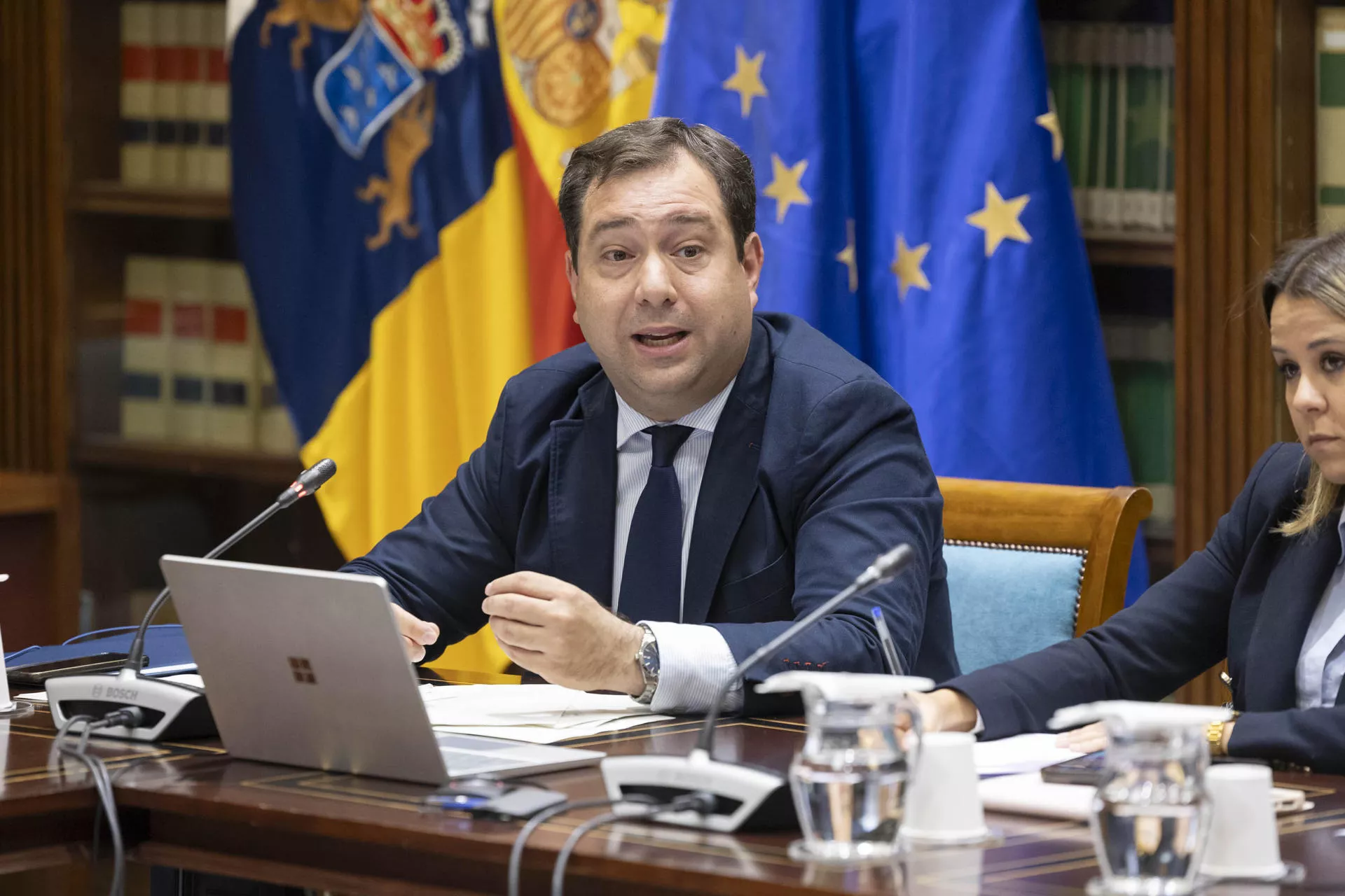 El profesor titular de Derecho Financiero y Tributario de la Universidad Autónoma de Madrid César Martínez Sánchez durante su comparecencia en la comisión parlamentaria que estudia la revisión del Régimen Económico y Fiscal de Canarias. EFE/Miguel Barreto